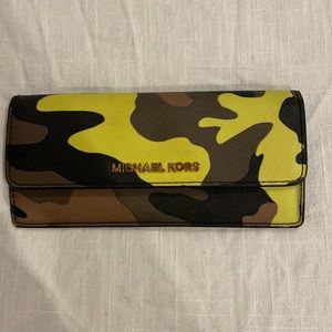 MICHAEL KORS CAMO WALLET - NEVER USED